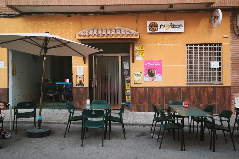 Fachada bar Los Tres Hermanos