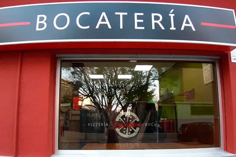 Fachada Pizzería Bocatería Caprichosa